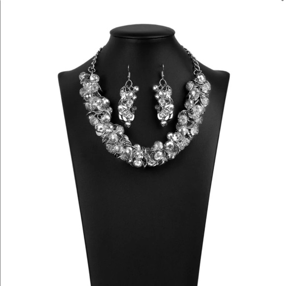 The Haydee 2030 Zi Necklace - Picture 4 of 9